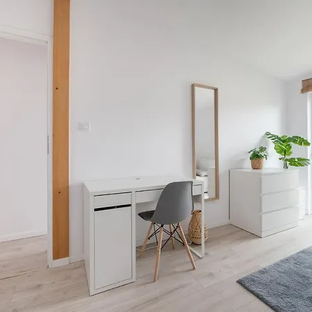 Апартаменты Spacious 3city With Four Bedrooms And Desk In By Renters Гдыня