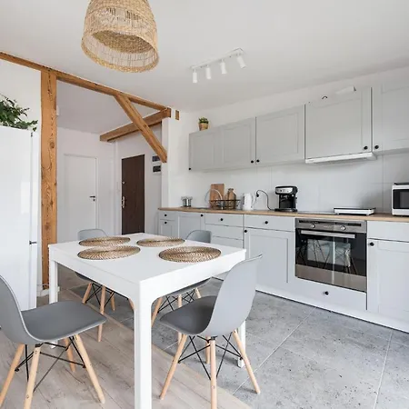 Spacious 3city With Four Bedrooms And Desk In By Renters