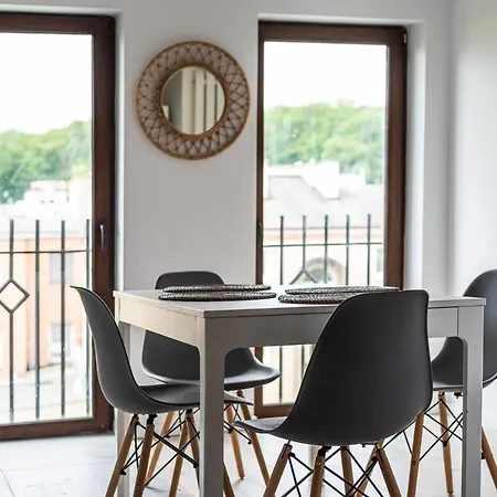 Spacious 3city With Four Bedrooms And Desk In By Renters