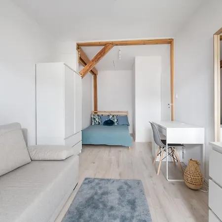 Spacious 3city With Four Bedrooms And Desk In By Renters *