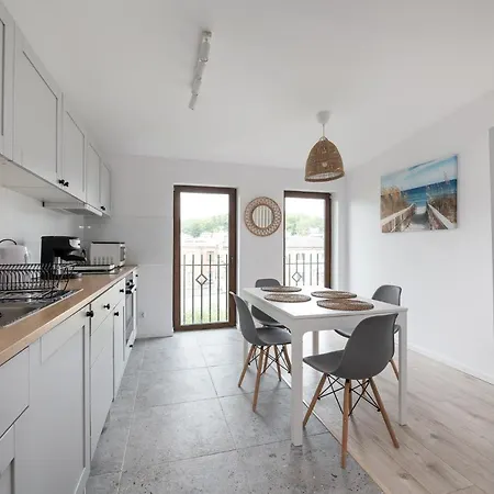 Spacious 3city With Four Bedrooms And Desk In By Renters