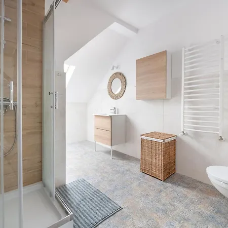 Spacious 3city With Four Bedrooms And Desk In By Renters Апартаменты *