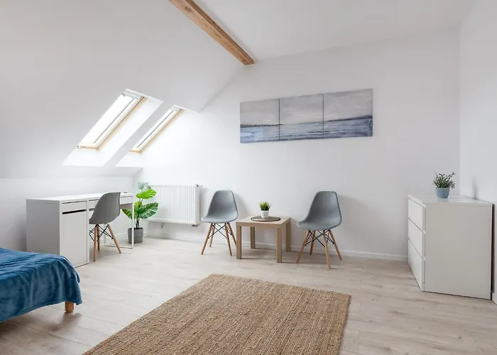 Spacious 3city With Four Bedrooms And Desk In By Renters Gdynia